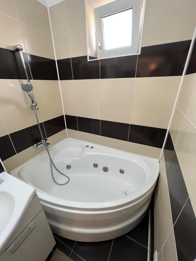 Nordic Sunny Apartment Сучава Екстер'єр фото